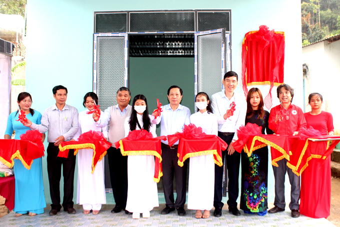 Các đại biểu cắt băng bàn giao nhà cho hộ nghèo huyện Khánh Sơn