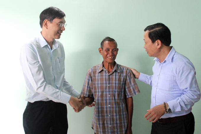 Ông Hà Quốc Trị và lãnh đạo Công ty Cổ phần Đầu tư VCN chung vui cùng gia đình ông Mấu Nghiến.