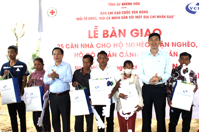 Ông Hà Quốc Trị và lãnh đạo Công ty Cổ phần Đầu tư VCN trao chìa khóa bàn giao nhà cho các hộ nghèo.