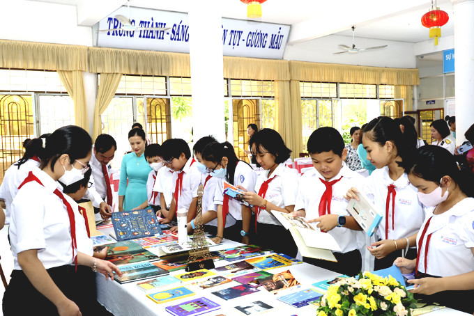 Pupils reading books at Khanh Hoa Library