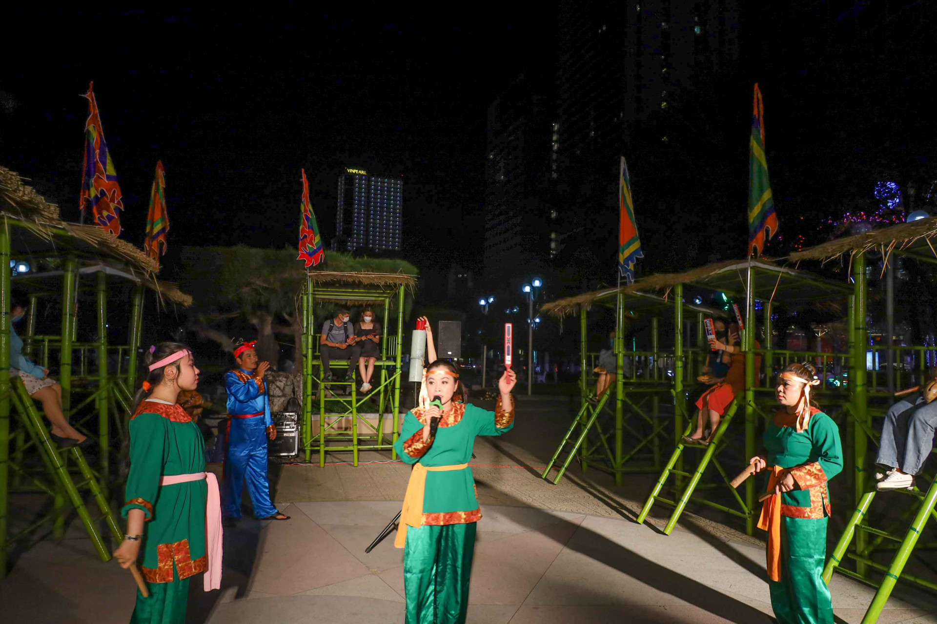 Nghệ thuật trình diễn bài chòi dân gian tiếp tục được tổ chức tại khu vực công viên bờ biển đối diện khách sạn Novotel Nha Trang từ ngày mùng 1 đến mùng 10 Tết. 