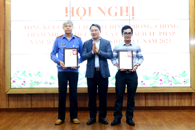 Đồng chí Nguyễn Hải Ninh trao Kỷ niệm chương “Vì sự nghiệp Nội chính của Đảng” cho 2 cá nhân.