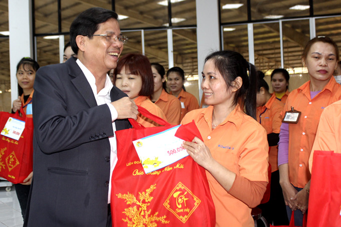 Đồng chí Nguyễn Tấn Tuân đến thăm và trao quà Tết cho công nhân Công ty TNHH Komega-X.