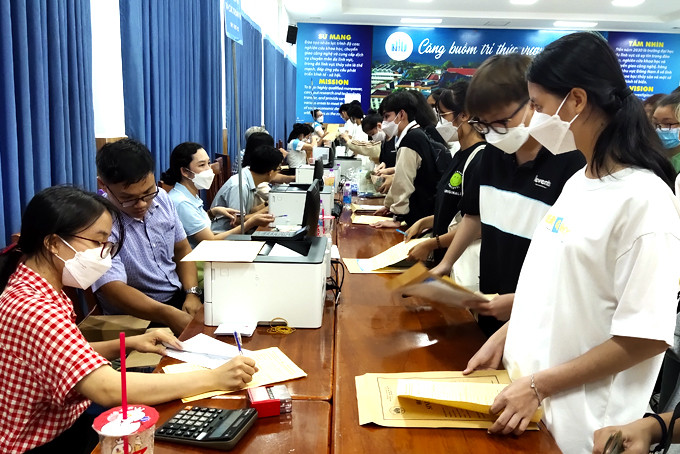 Sinh viên Trường Đại học Nha Trang nộp hồ sơ nhập học năm 2022. 