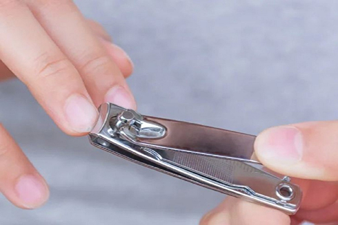 Dùng chung bấm móng tay có thể làm tăng nguy cơ lây lan mầm bệnh. Ảnh: SHUTTERSTOCK