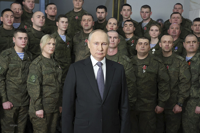 Tổng thống Nga Vladimir Putin trong bài phát biểu Thông điệp Năm mới, tại trụ sở Quân khu miền Nam của Nga, ở Rostov-on-Don ngày 31/12/2022. (Ảnh: AFP/TTXVN)