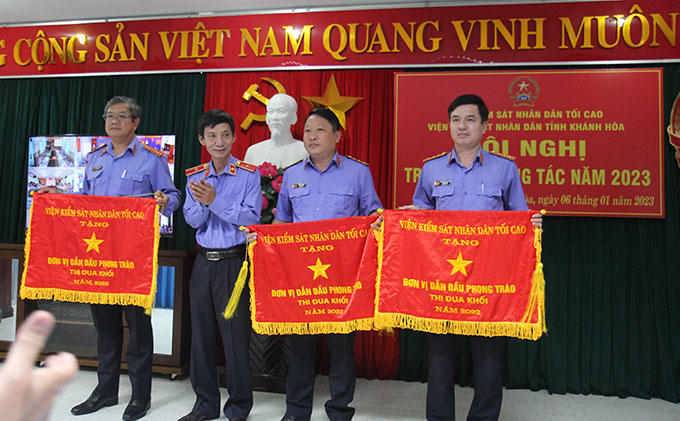 Các tập thể được nhận cờ đơn vị dẫn đầu phong trào thi đua khối của Viện trưởng VKSND Tối cao.