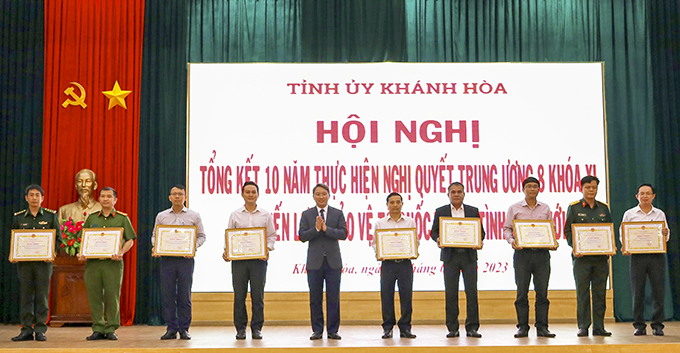 Ông Nguyễn Hải Ninh trao bằng khen cho các tập thể.