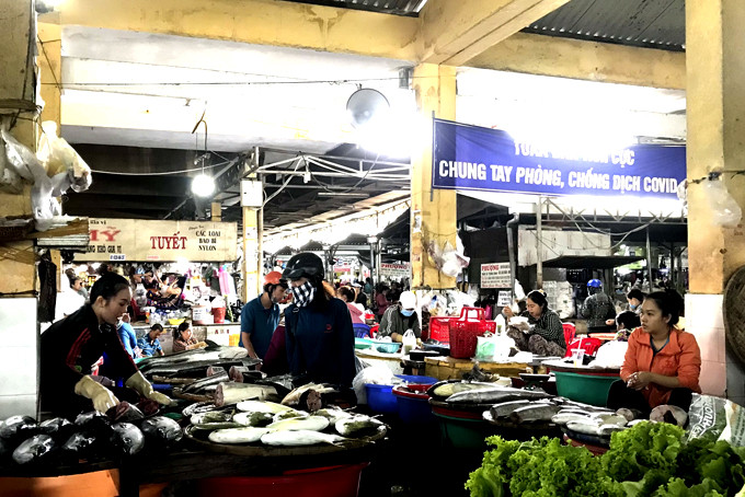 Người dân mua cá ở chợ Xóm Mới.