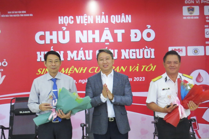 Ông Nguyễn Hải Ninh tặng hoa và biểu trưng cho 2 đơn vị.