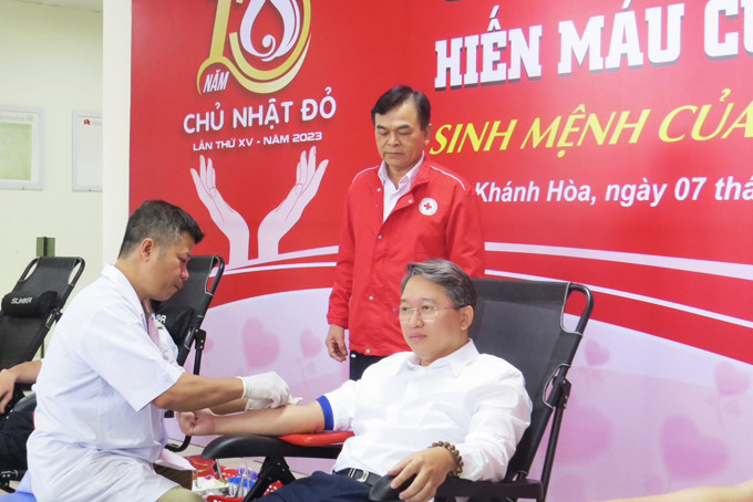 Ông Nguyễn Hải Ninh tham gia hiến máu tình nguyện tại ngày hội.