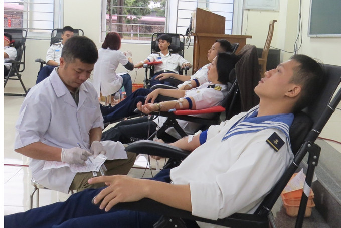 Cán bộ, học viên Học viện Hải quân tham gia hiến máu tình nguyện 