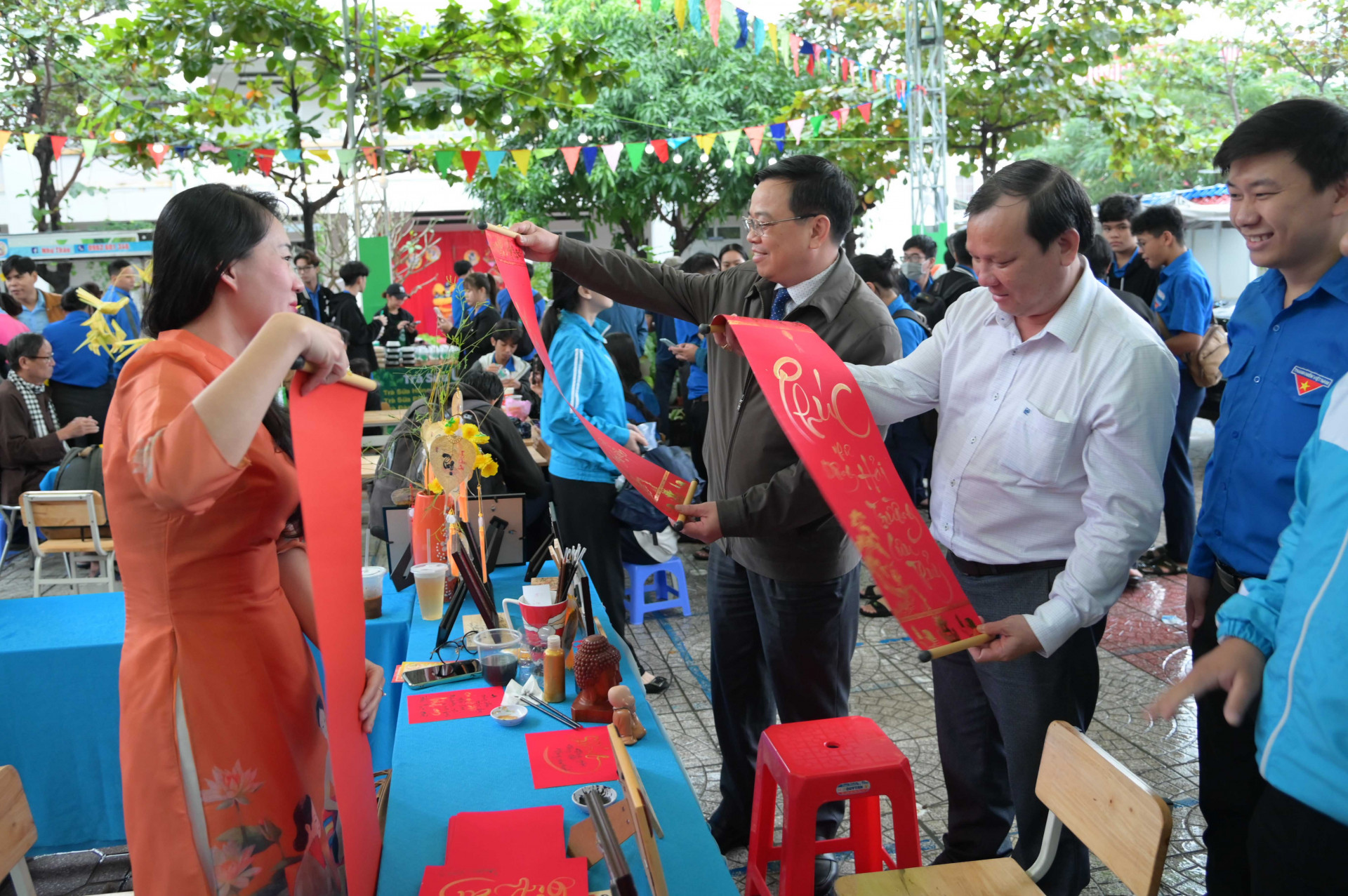 Lãnh đạo thành phố Nha Trang tham quan gian hàng thư pháp.