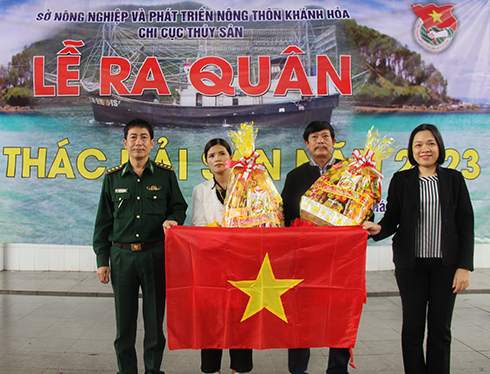 Lãnh đạo Ủy ban MTTQ Việt Nam tỉnh, Bộ Chỉ huy Bộ đội Biên phòng tỉnh trao quà cho ngư dân bám biển xuyên Tết