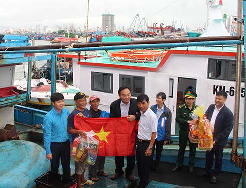 Lãnh đạo các đơn vị tặng quà cho ngư dân trên tàu cá của gia đình ông Cao Văn Thơ (Hòn Rớ, TP. Nha Trang) trước giờ xuất bến, vươn khơi