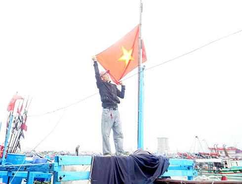 Ngư dân thay cờ Tổ quốc cho chuyến biển xuyên Tết Nguyên đán Quỹ Mão 2023 