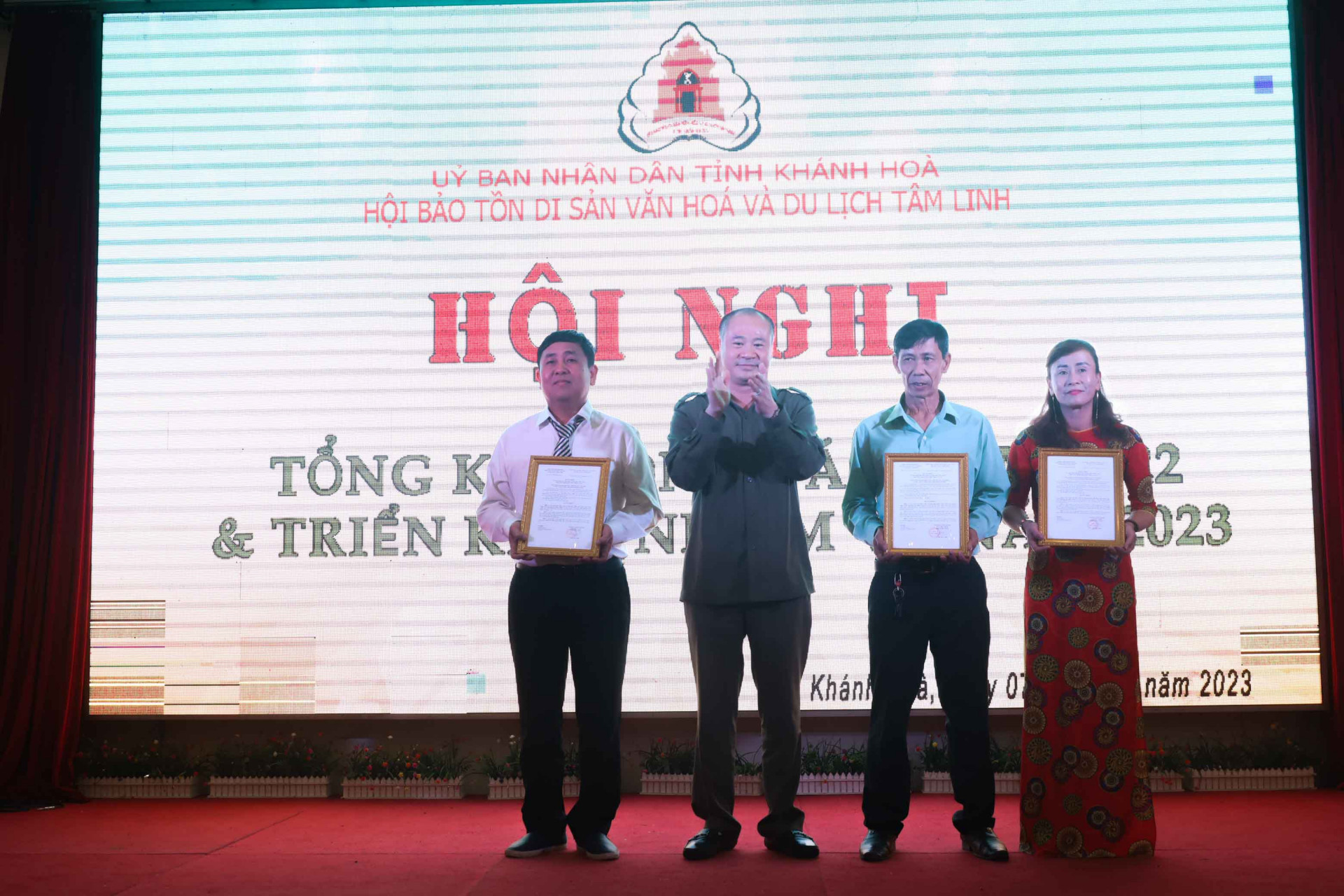 Đại diện Hội Bảo tồn Di sản văn hóa và Du lịch tâm linh tỉnh Khánh Hòa trao quyết định kết nạp mới 3 đoàn dân vũ dân gian.