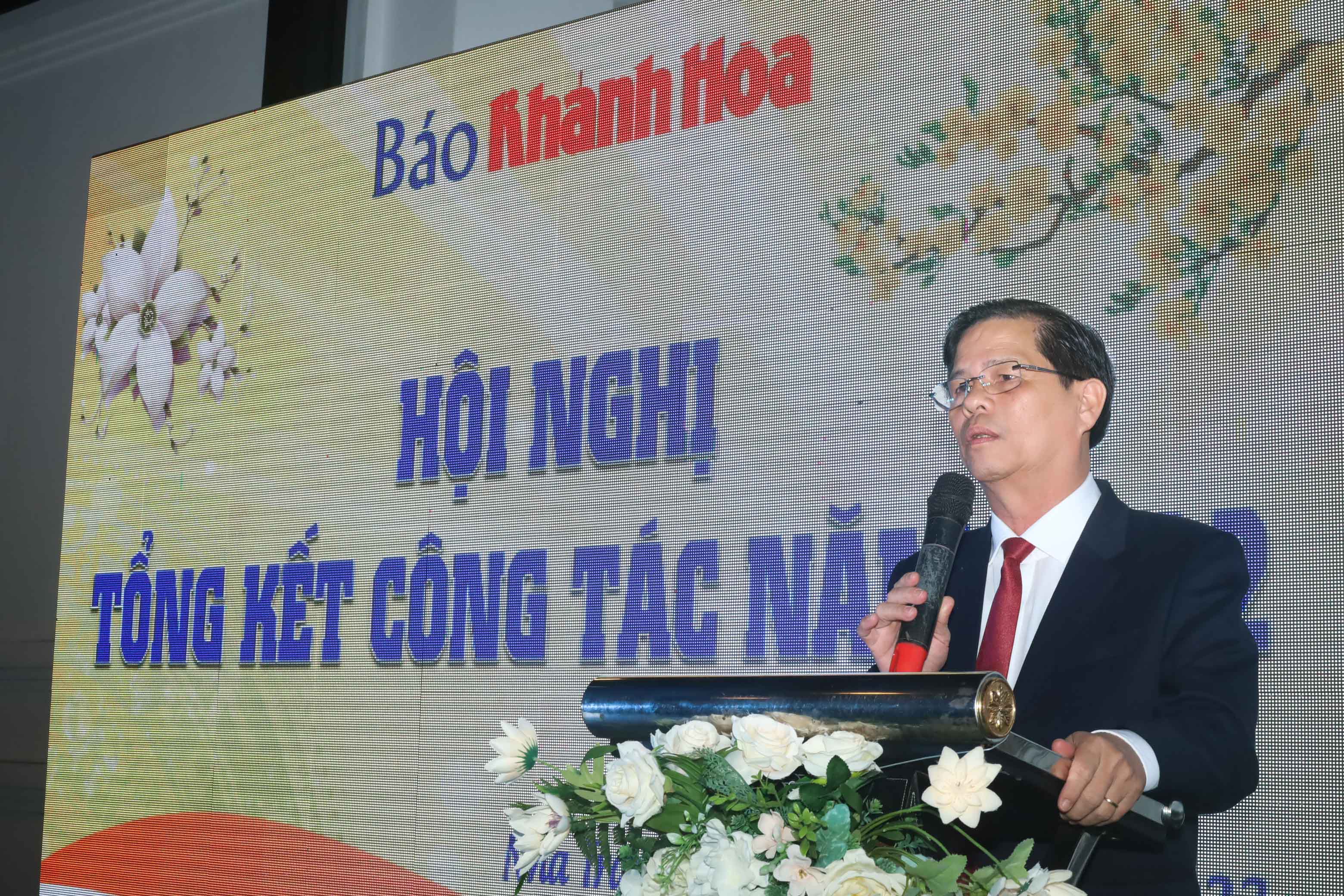 Ông Nguyễn Tấn Tuân phát biểu tại hội nghị tổng kết công tác năm 2022 của Báo Khánh Hòa.