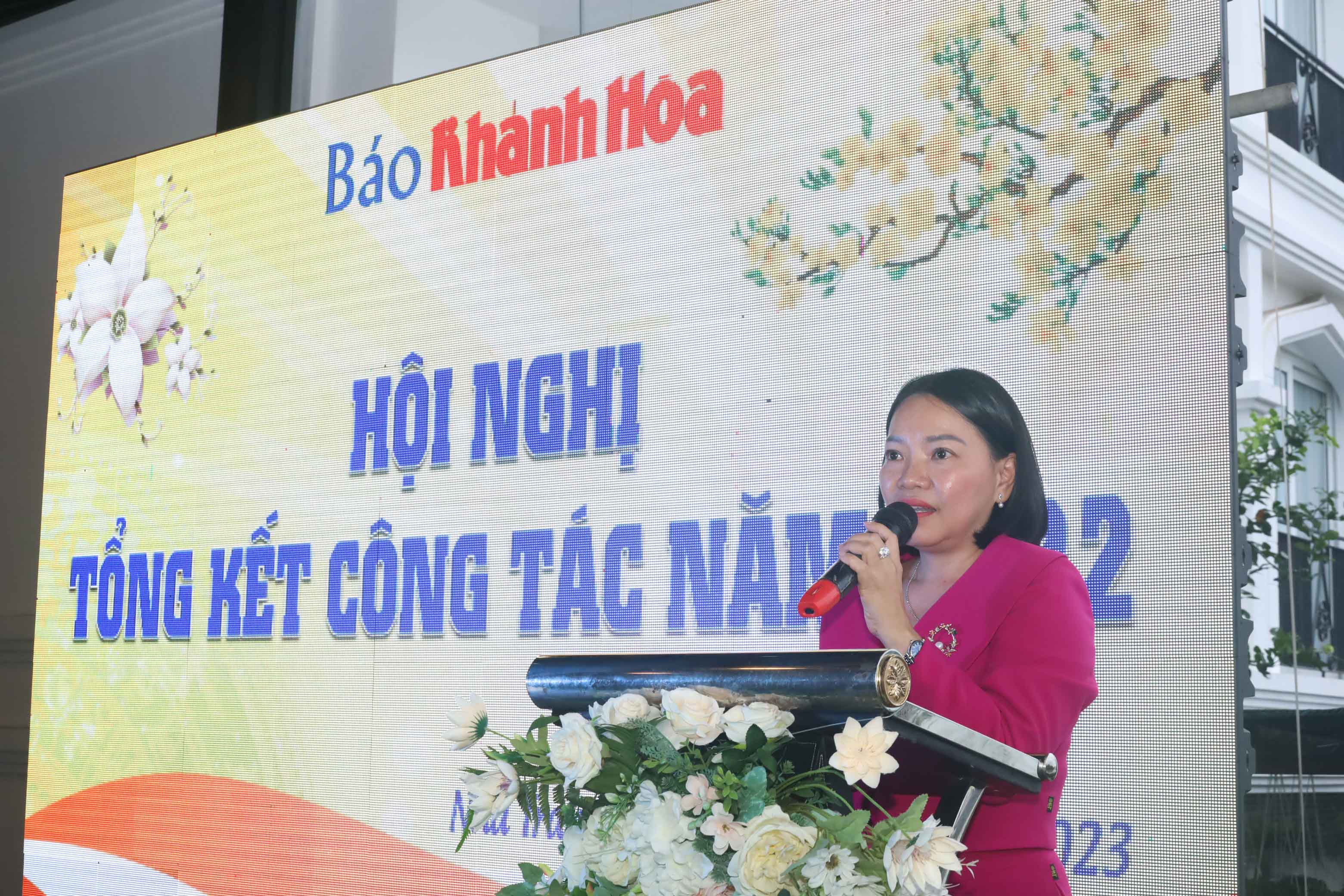 Bà Thái Thị Lệ Hằng - Phó Tổng Biên tập phụ trách Báo Khánh Hòa chia sẻ một số định hướng hoạt động của báo trong thời gian tới. 