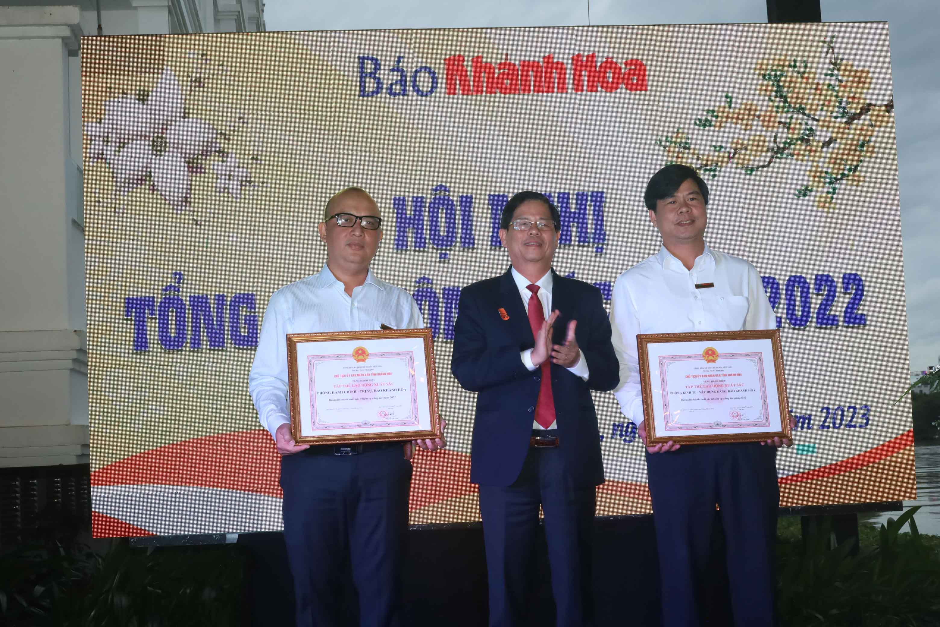 Ông Nguyễn Tấn Tuân trao bằng khen của UBND tỉnh Khánh Hòa cho 2 tập thể xuất sắc của Báo Khánh Hòa. 