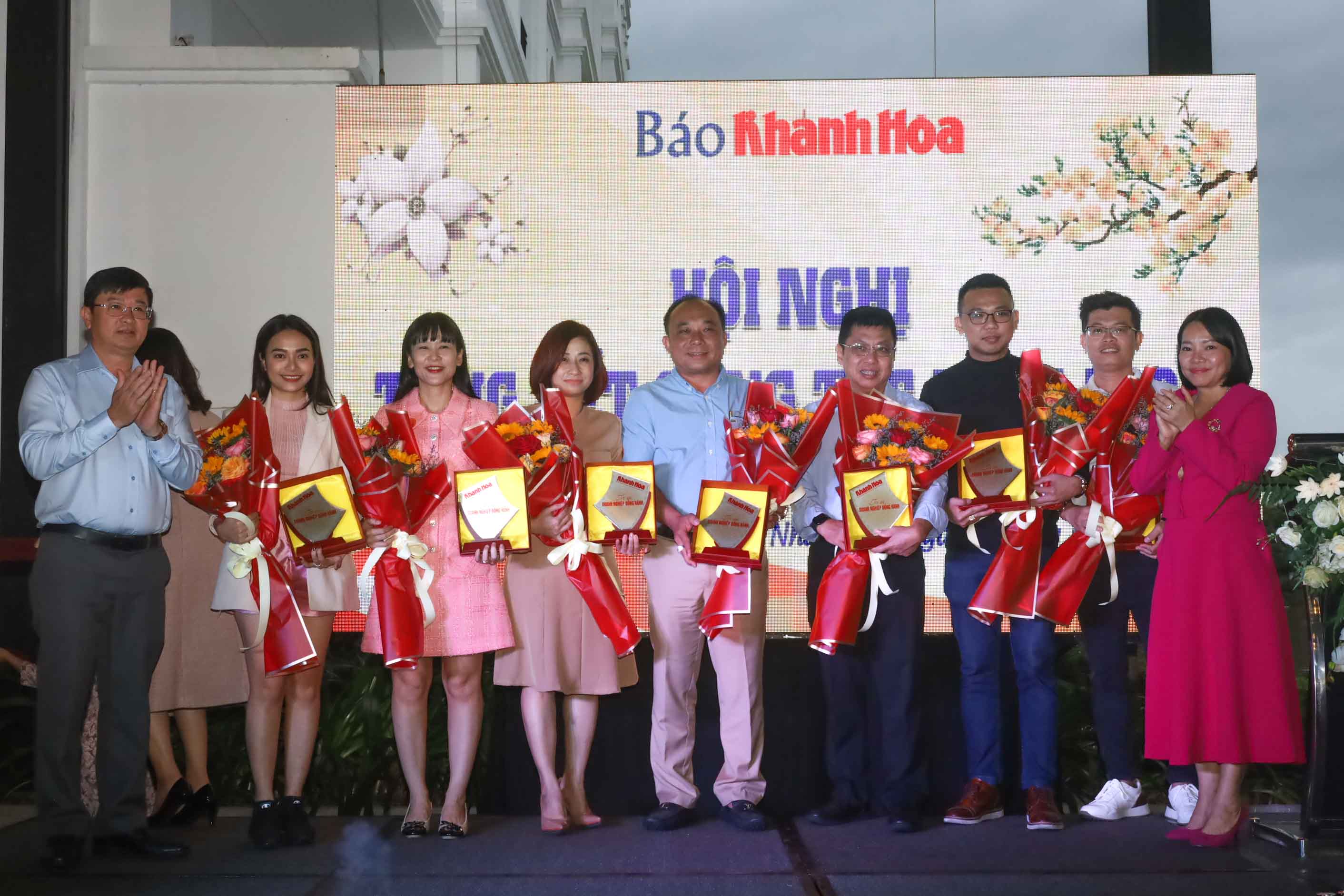 Lãnh đạo Báo Khánh Hòa tri ân các doanh nghiệp đồng hành trong năm 2022.