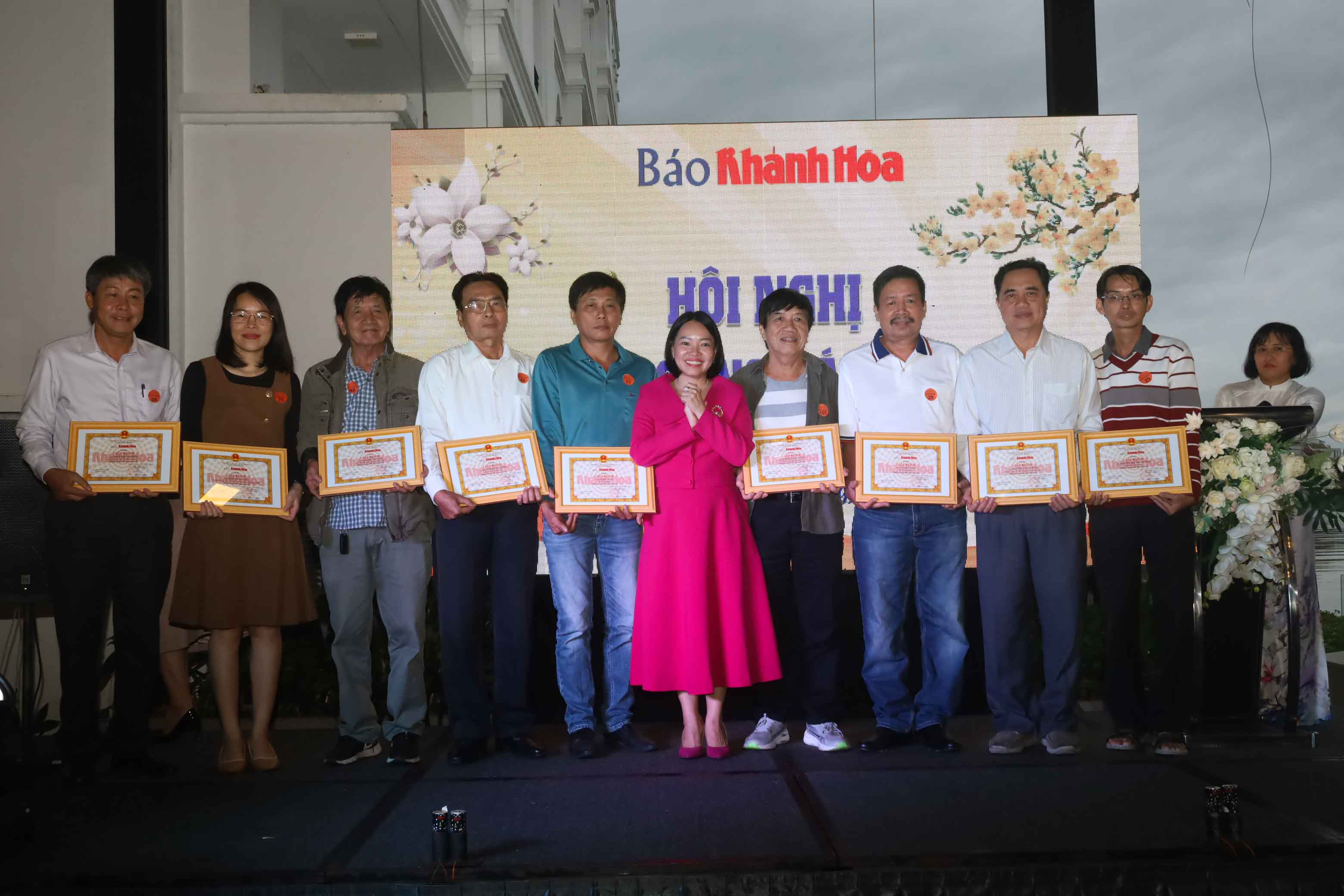 Lãnh đạo Báo Khánh Hòa khen thưởng các cộng tác viên xuất sắc trong năm 2022. 