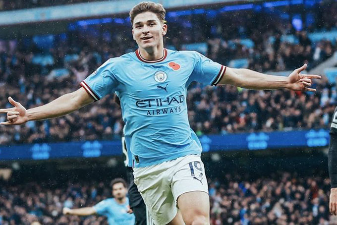 Manchester City: Erling Haaland hay Julian Alvarez?