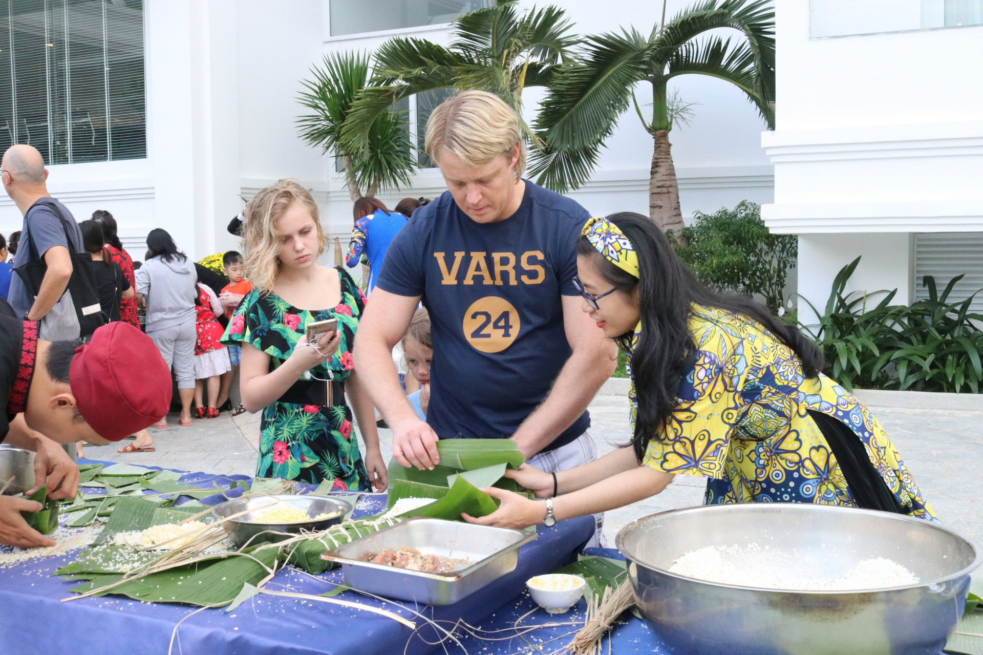Khách du lịch nước ngoài trải nghiệm gói bánh Tét ở Champa Island Nha Trang