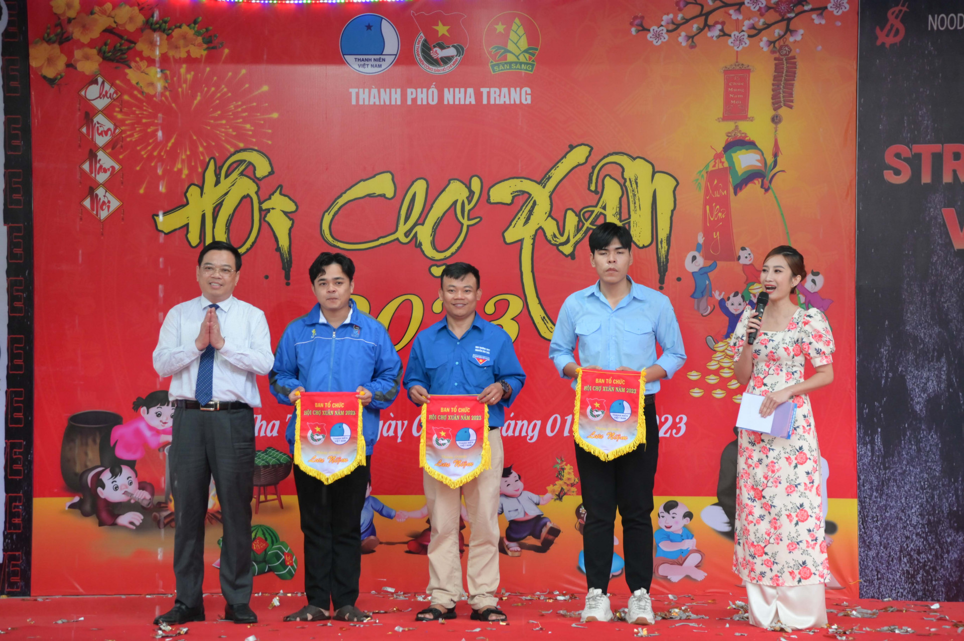 Chairman of Nha Trang City People's Committee offering souvenir flags to participating units