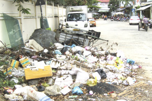 Cần xử lý đống rác trước trường học