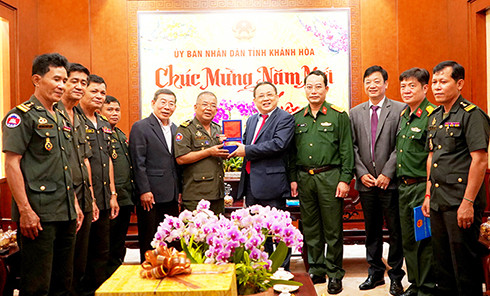 Đại tá So Sốc Srui tặng quà và chụp hình lưu niệm với Phó Chủ tịch Thường trực Lê Hữu Hoàng.
