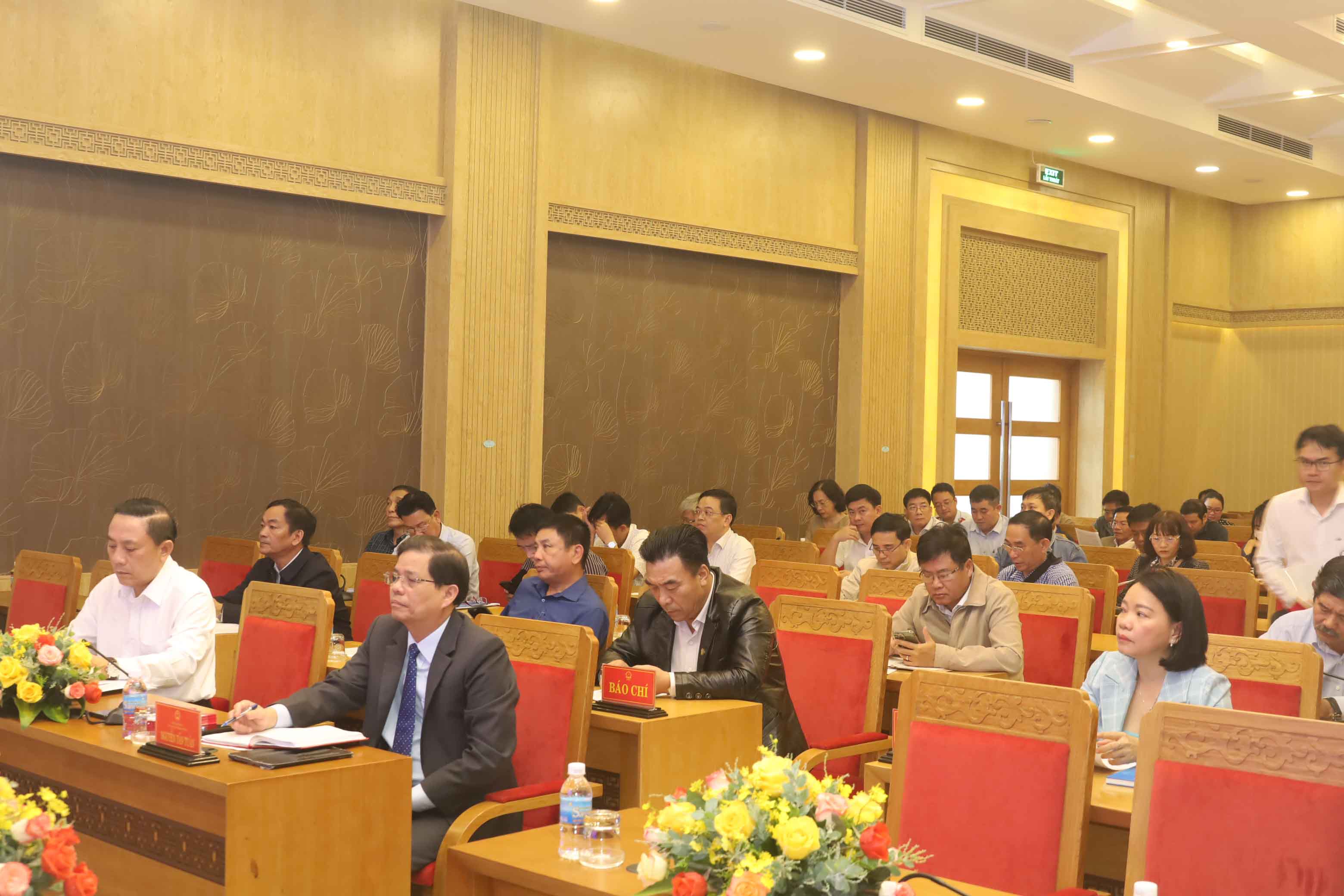 Ông Nguyễn Tấn Tuân và các đại biểu tham dự buổi họp báo. 