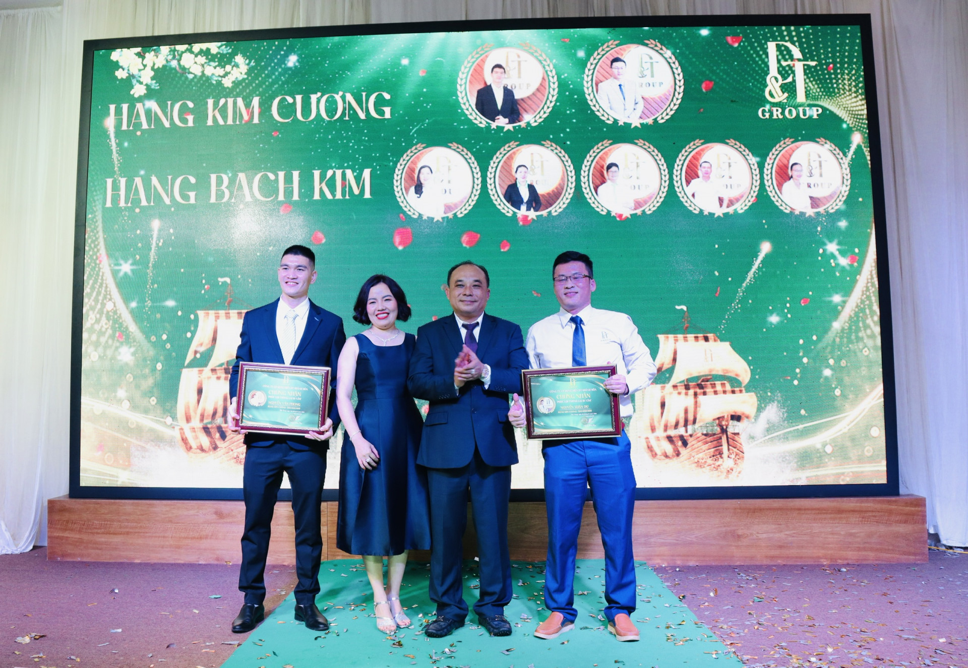 Ông Nguyễn Quang Duy - Tổng Giám đốc DT Group trao quà hỗ trợ cho những nhân viên nhiều năm gắn bó với công ty