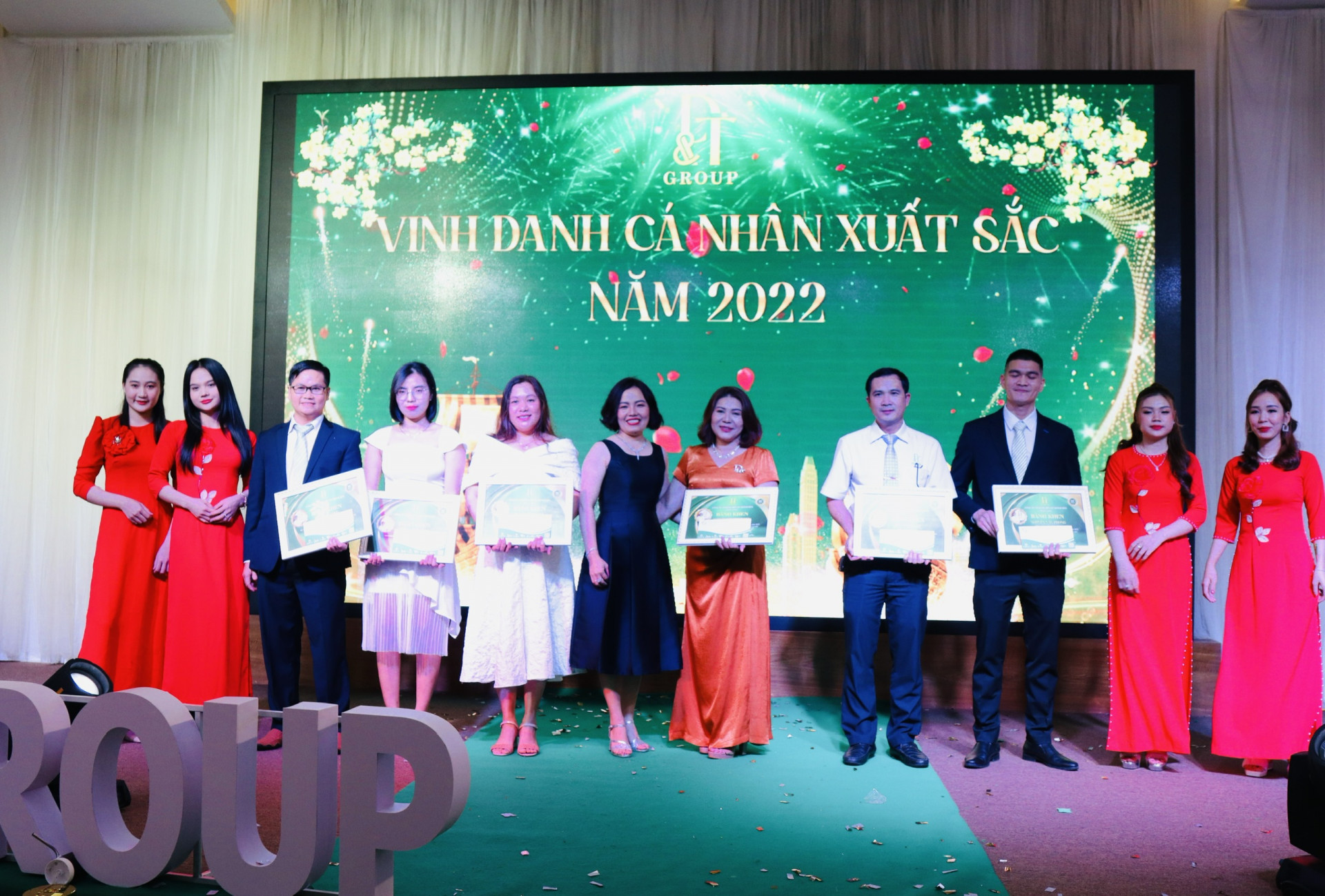 Lãnh đạo DT Group trao thưởng vinh danh những nhân viên xuất sắc năm 2022