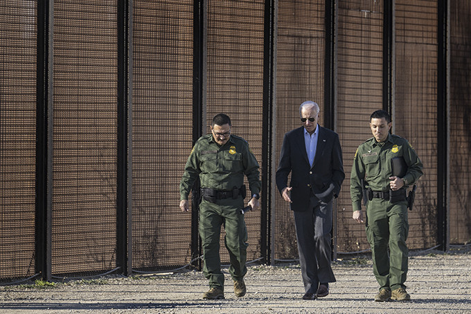 Tổng thống Mỹ Joe Biden (giữa) thị sát thành phố biên giới El Paso, bang Texas (Mỹ) ngày 8/1/2023. (Ảnh: AFP/TTXVN)