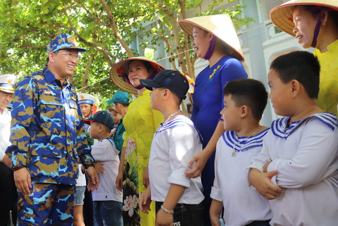 Ông Nguyễn Hải Ninh thăm hỏi, động viên người dân thị trấn Trường Sa.