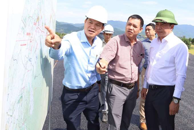 Đồng chí Nguyễn Khắc Toàn kiểm tra tiến độ dự án trọng điểm trên địa bàn tỉnh. Ảnh: M. HÙNG