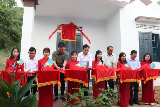 Đồng chí Hà Quốc Trị dự lễ bàn giao nhà cho hộ nghèo ở huyện Khánh Vĩnh. Ảnh: Hoàng Dung
