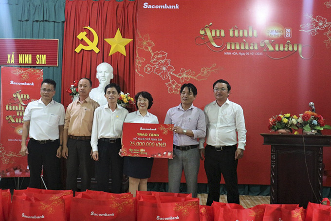 Lãnh đạo Sacombank Chi nhánh Ninh Hòa trao tượng trưng số quà tặng cho xã Ninh Sim.