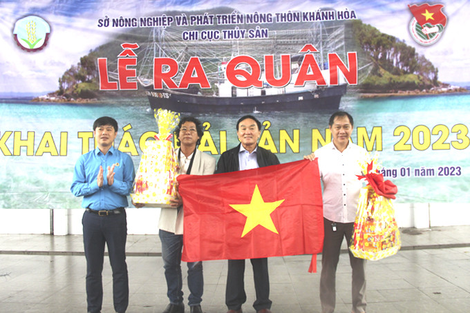 Lãnh đạo Sở Nông nghiệp và Phát triển nông thôn và Liên đoàn Lao động tỉnh  trao quà động viên ngư dân bám biển xuyên Tết.