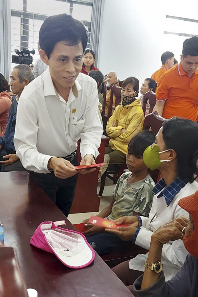 Lãnh đạo Ngân hàng nhà nước Chi nhánh Khánh Hòa trao quà cho người dân.