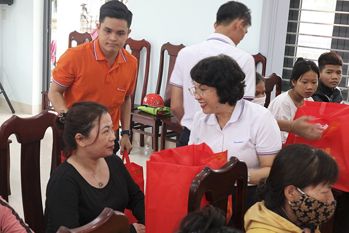 Lãnh đạo Sacombank Chi nhánh Ninh Hòa trao quà cho người dân.
