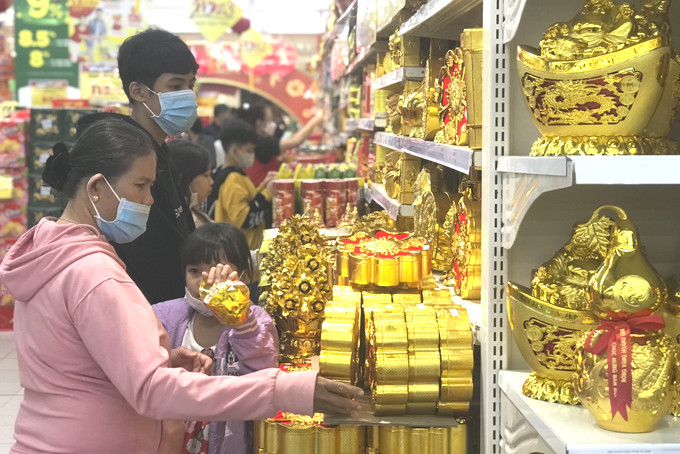 Người tiêu dùng chọn mua bánh, kẹo tại Siêu thị Go! Nha Trang. 