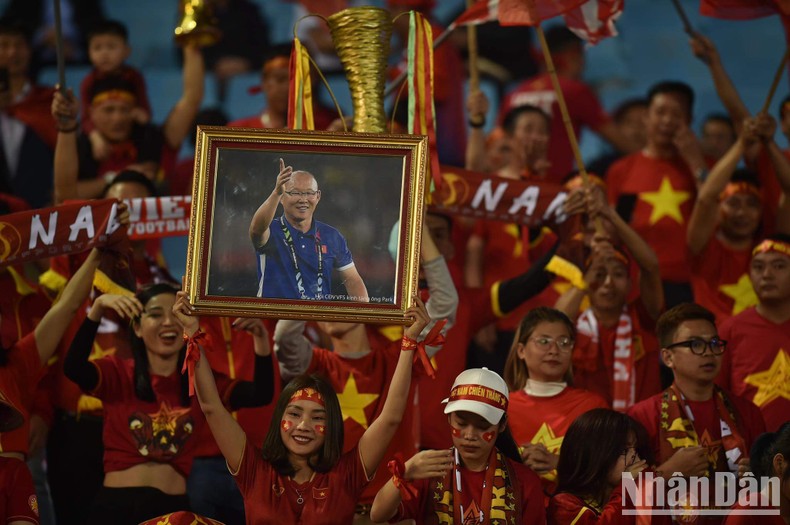 Happy Vietnamese supporters at My Dinh Stadium (Photo: Tran Hai)