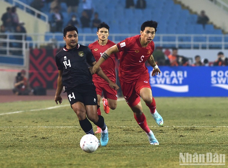 Vietnam’s back line play well in the semi-final return leg with Indonesia (Photo: Tran Hai)