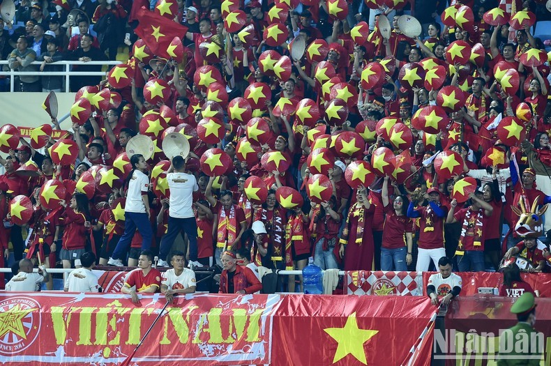 Red color stand out at My Dinh Stadium (Photo: Tran Hai)