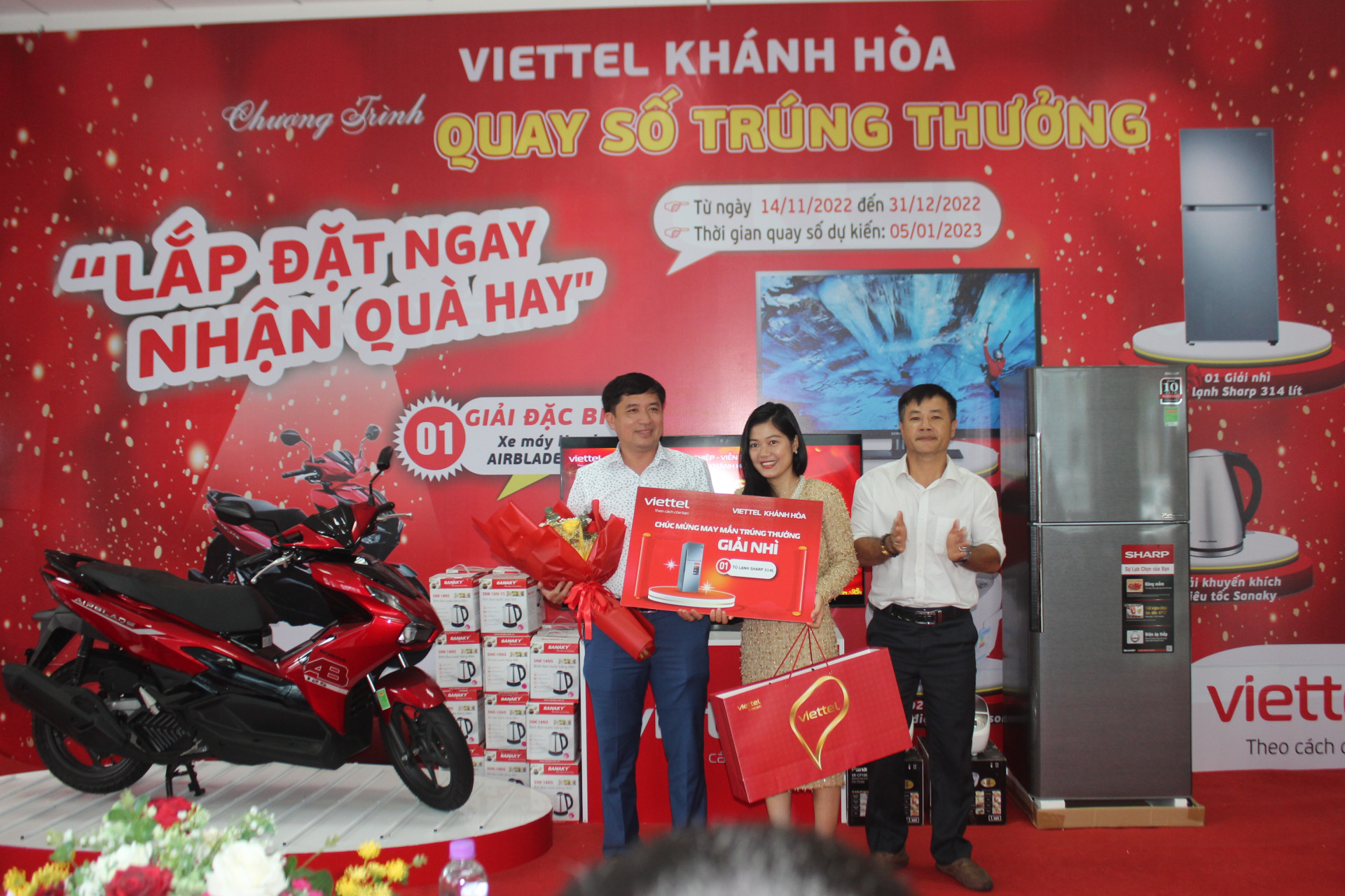 Đại diện Viettel Khánh Hòa trao giải Nhì cho khách hàng Trương Quang Thịnh.