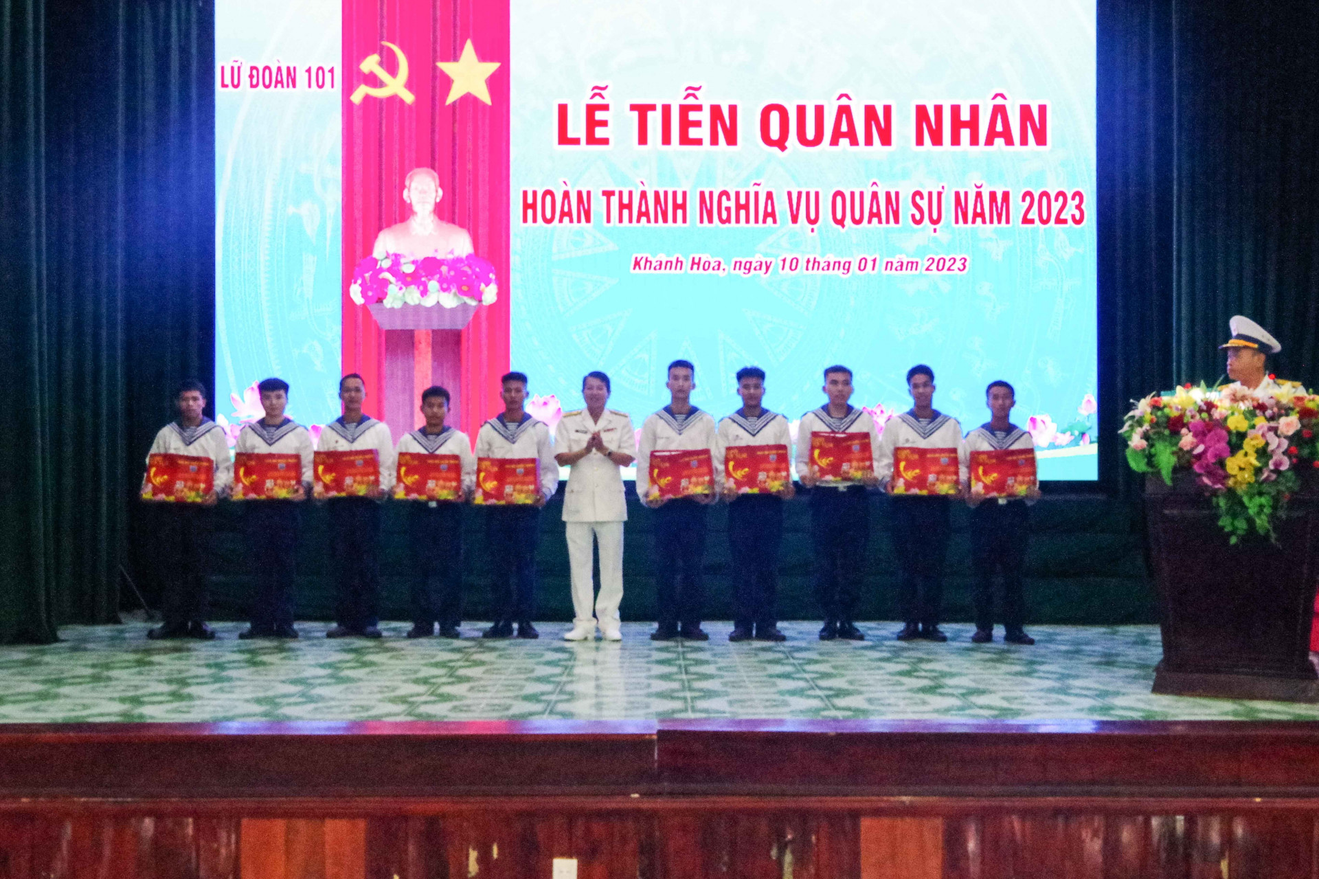 Lữ đoàn 101 tặng quà cho các quân nhân xuất ngũ