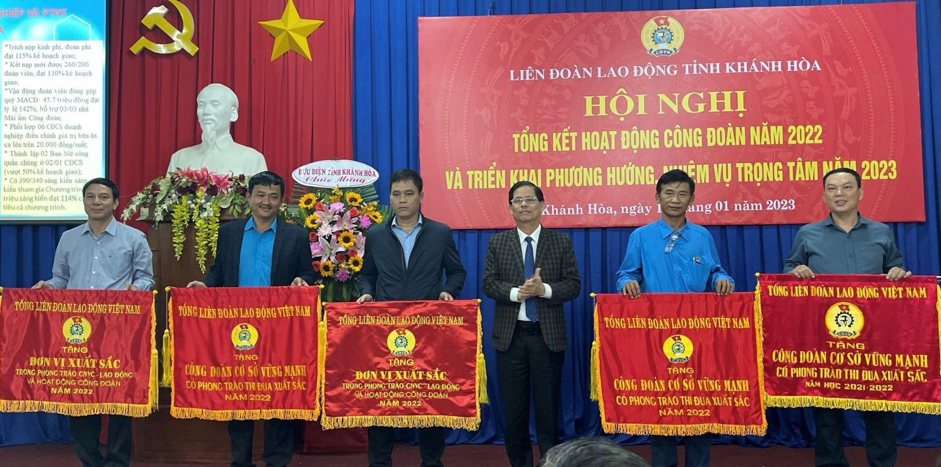 Ông Nguyễn Tấn Tuân trao cờ thi đua của Tổng Liên đoàn Lao động Việt Nam cho các tập thể xuất sắc.
