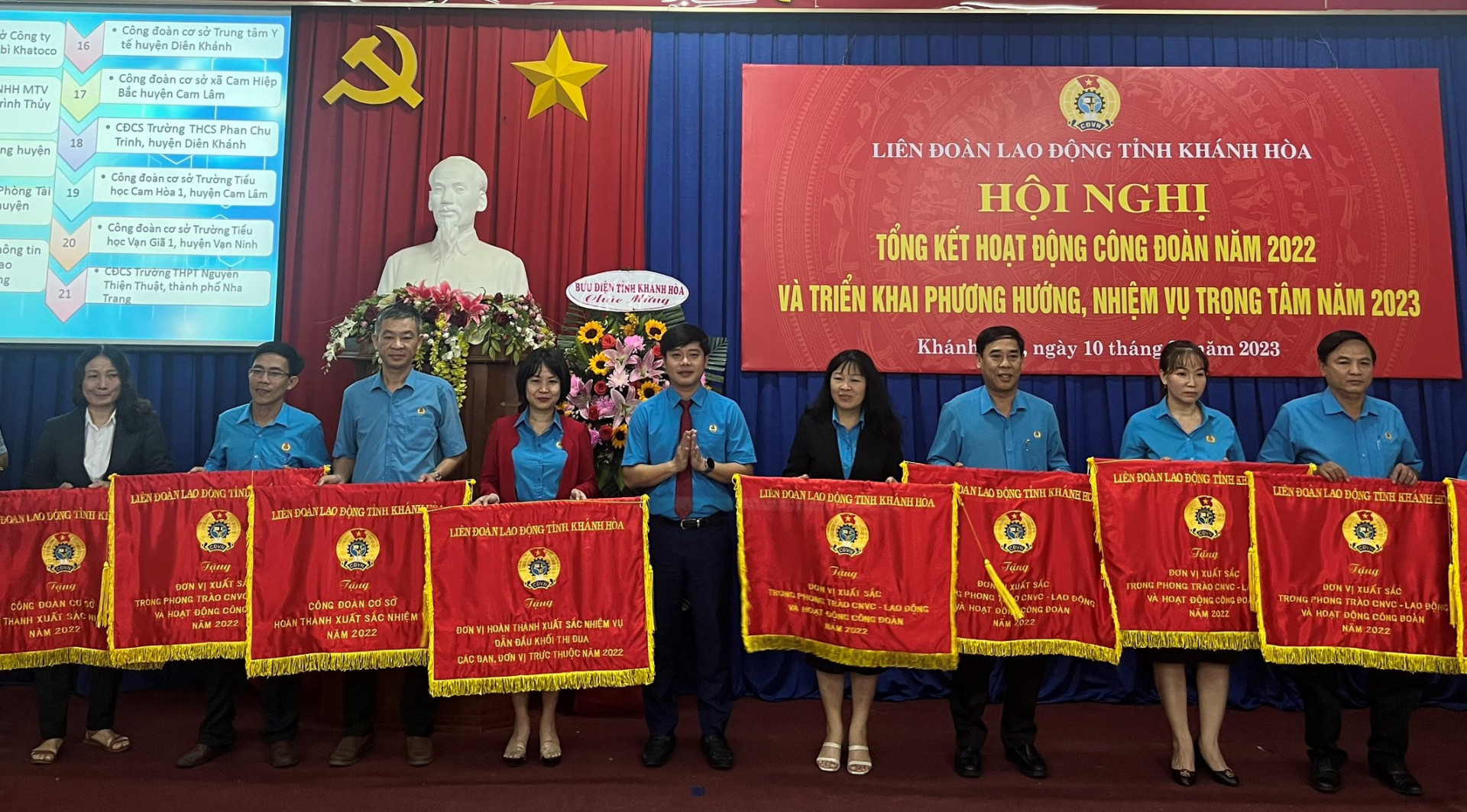 Ông Bùi Hoài Nam - Chủ tịch Liên đoàn Lao động tỉnh tặng cờ thi đua xuất sắc cho các tập thể.